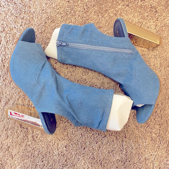 BAMBOO Chic Blue Jean and Gold Heeled Boots with Asymmetrical Design
💥Like New💥 - Picture 6 of 13